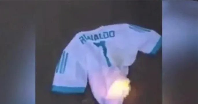 球迷为何焚烧C罗球衣？