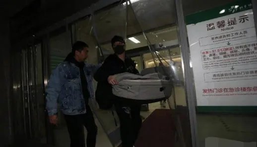 冯妈妈探望赵丽颖低调大气：冯绍峰拎着补品跟随