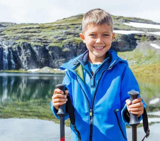 11岁男孩徒步2700公里跨国见奶奶，这是种什么感情？