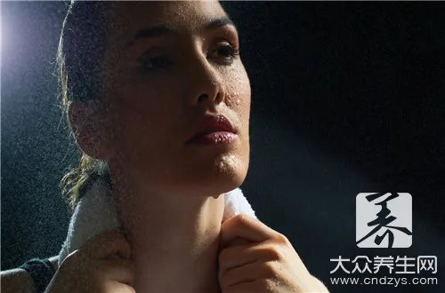 女人冬天晚上睡觉出汗