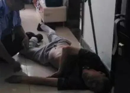 独居老人家中摔倒4天靠敲盆获救,他的儿女都去了哪里?