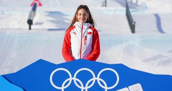 谷爱凌带伤夺世锦赛冠军，她的体育精神是否值得我们敬佩？