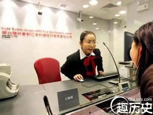 银行职员月入790  网友纷纷表态曾经的铁饭碗呢