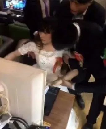 新娘结婚当天网吧开黑 新郎拖都拖不走（图）
