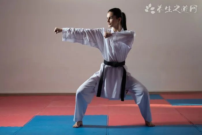 巴西高手征服巨浪  冲浪有什么技巧