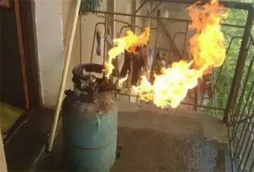 煤气罐着火先灭火还是先关阀门
