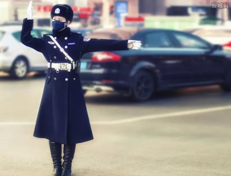女协警赤脚执勤 赤脚站在泥浆里指挥交通