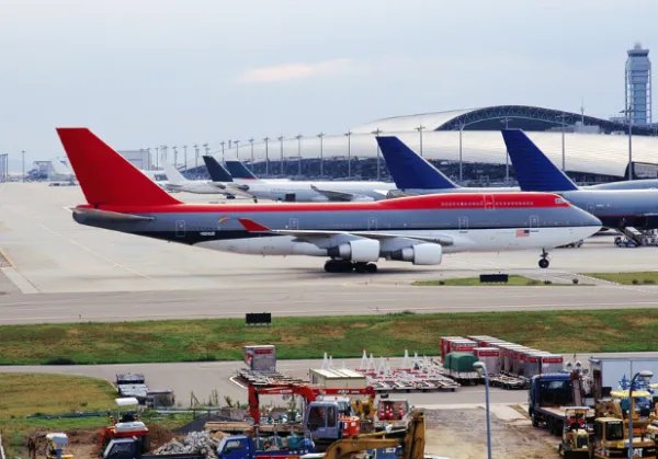 欠数千万老赖冒充军人乘飞机,这种行为违法吗?