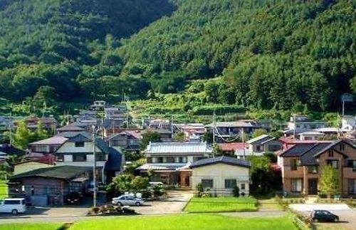 17岁女孩举报父母逼婚错过高中，农村这种现象有多普遍？