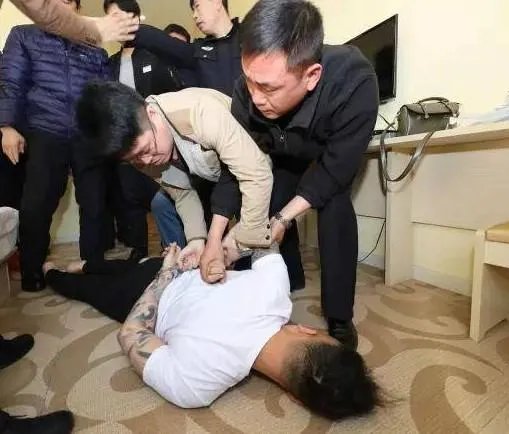 无端挑衅交警被抓是怎么回事？