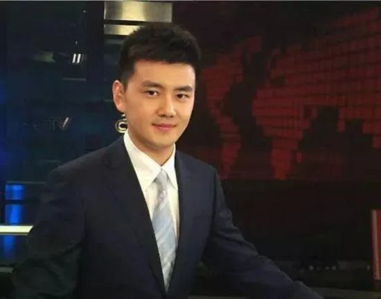 新闻联播首位80后主播上线了，他的表现怎么样？