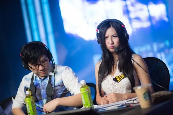 LOL美女小苍MM生活工作写真照集 秀女仆装