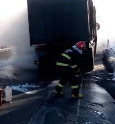 高速驶来火轮车,高速上发生事故后该怎么办?