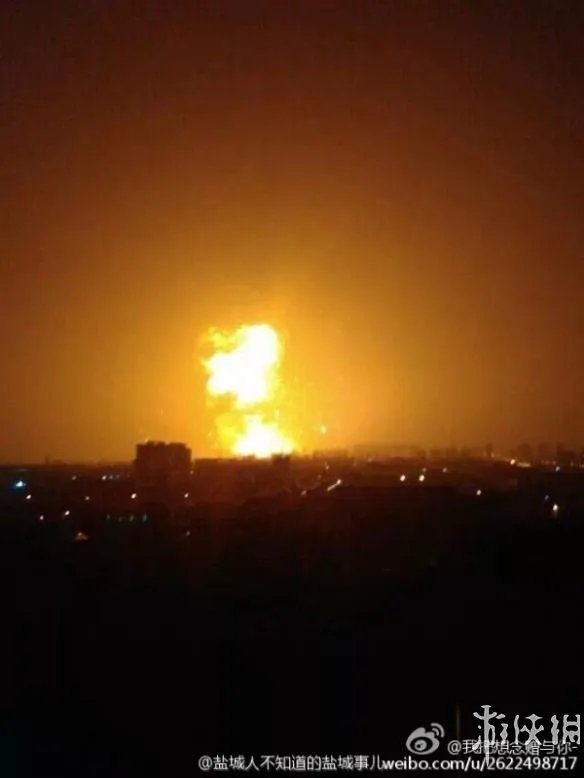 天津滨海新区发生爆炸17人死亡400伤 现场升起蘑菇云