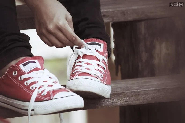 鞋被弄脏辱骂保洁 因2万元买的小白鞋被弄脏辱骂保洁