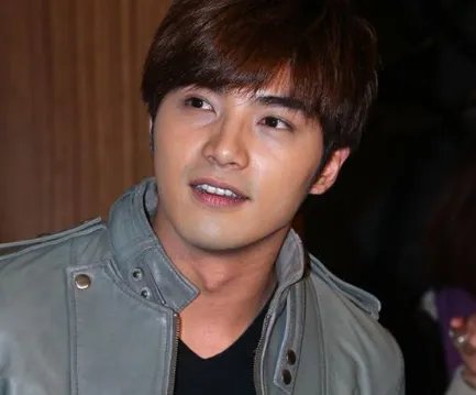 贺军翔妻子提前两周剖腹产,其原因是什么?