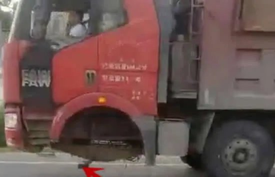 货车两个前轮都没了仍在行驶 现场画面曝光既搞笑又后怕!