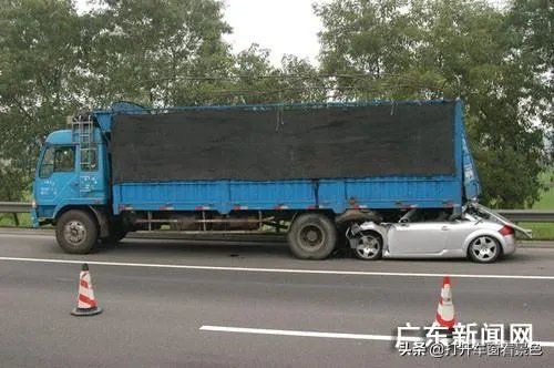 货车遇到小客车追尾，在不知情的情况下，走了有责任吗？