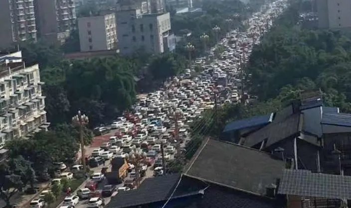 乐山五通桥发生异味浓雾，这是怎么回事？