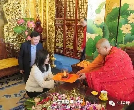 英拉现身英国商场