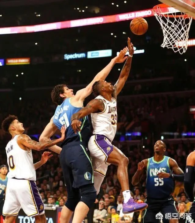 湖人10连胜被终结之后,东契奇主动走向湖人替补席,老詹却转身就走,你怎么看?