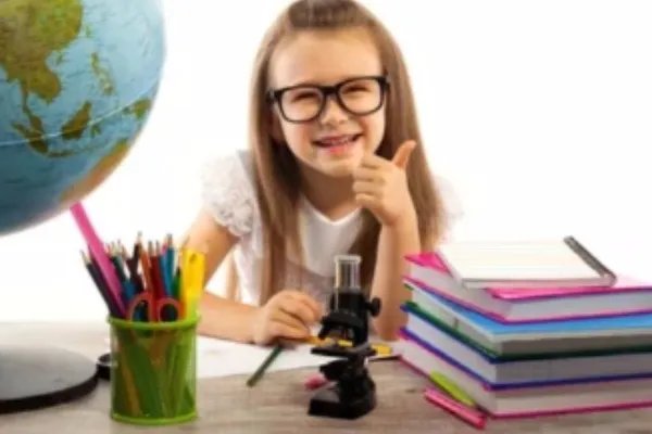 男童疑在下水道放鞭炮被炸身亡,这种案件由谁来承担赔偿责任?