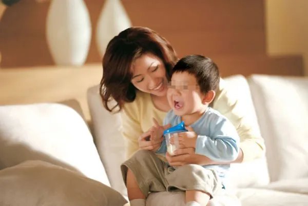 同性伴侣争抚养权案宣判,卵子提供者败诉,你认为孩子该判给谁?