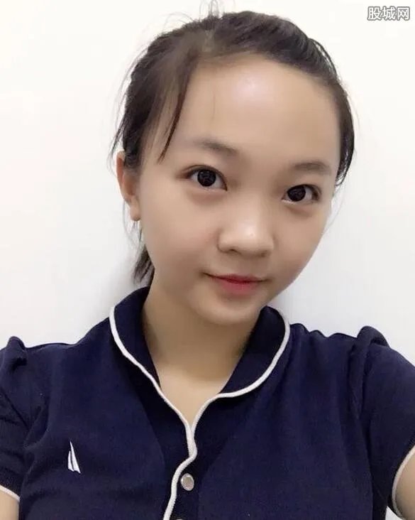 林妙可胸有多大 早年吸烟陪酒照是真是假