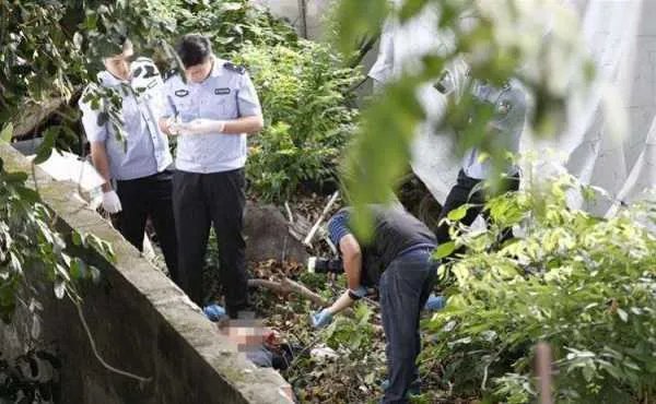 四川一小区绿化带发现男尸，是轻生还是另有隐情？