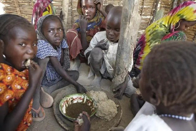 非洲小朋友举牌广告你怎么看？