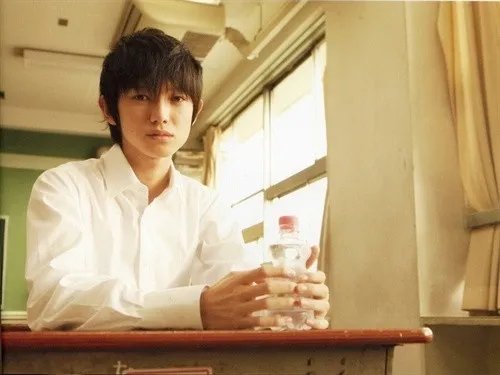 曝本乡奏多强吻图 出演深夜档真人日剧版未来日记