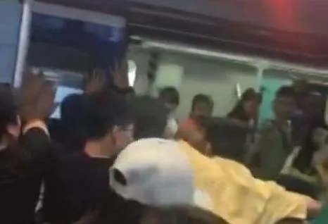老人卡进地铁站台是怎么回事？