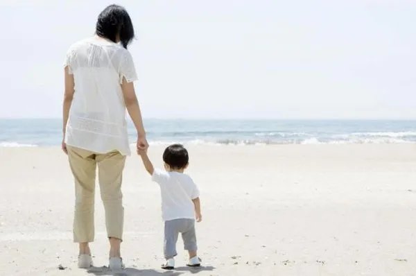 同性伴侣争抚养权案宣判，卵子提供者败诉，你认为孩子该判给谁？