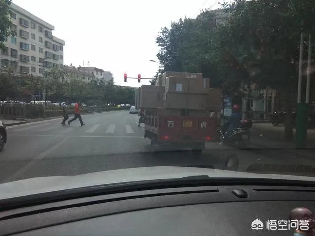 超车时需要打灯吗?怎样打？