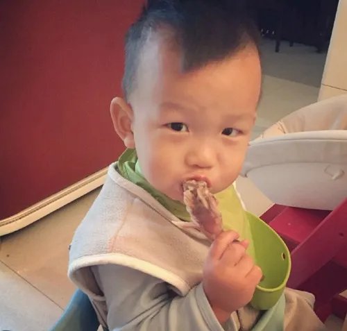 何洁晒儿子萌照：是不是亲生 羡慕七宝吃不胖体质