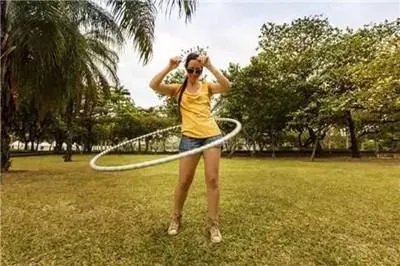 90后女孩一分钟摇300个呼啦圈,她是以此为生吗?