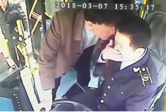 提醒乘客刷卡公交司机为何被打？