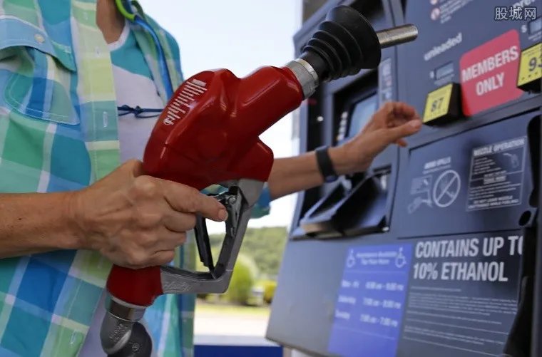 油价今夜二连降 今日加一箱92号油多少钱?