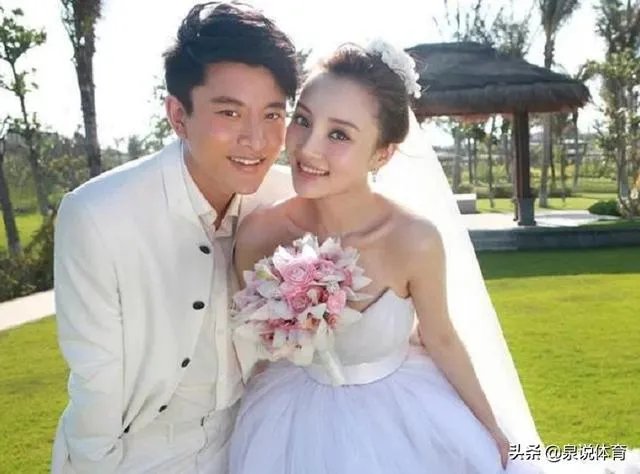 贾乃亮李小璐关系破冰？两人一起陪甜馨玩耍，离婚后首次同框，你怎么评价？