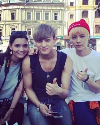 exo俄罗斯写真欣赏 吴亦凡与美女合影不敢直视