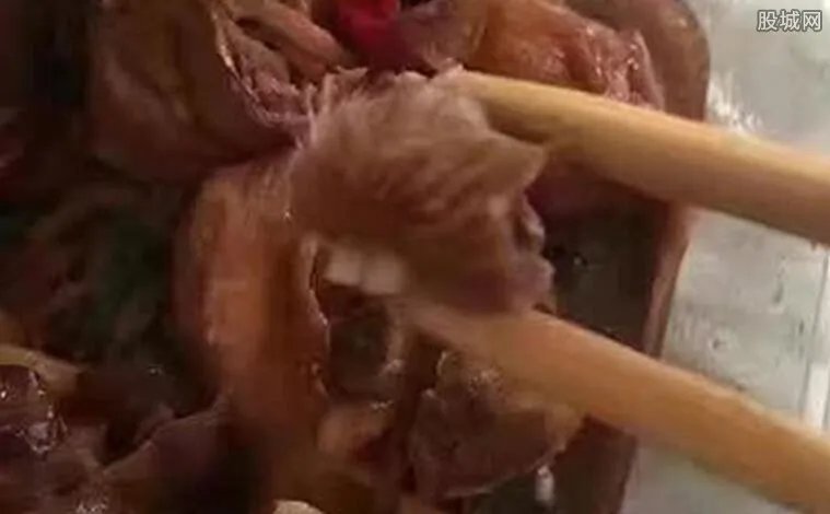 黄焖饭吃出带牙肉 鸡肉里怎么会有带牙齿的肉?