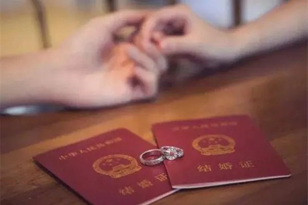 逃犯自首求先领证结婚，逃犯是因为伴侣自首的吗？