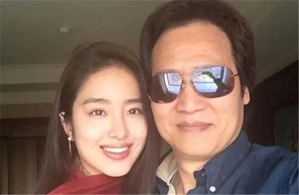 陈金飞对杨采钰很迷恋当街激吻真恶心 为什么说陈金飞毁了杨采钰
