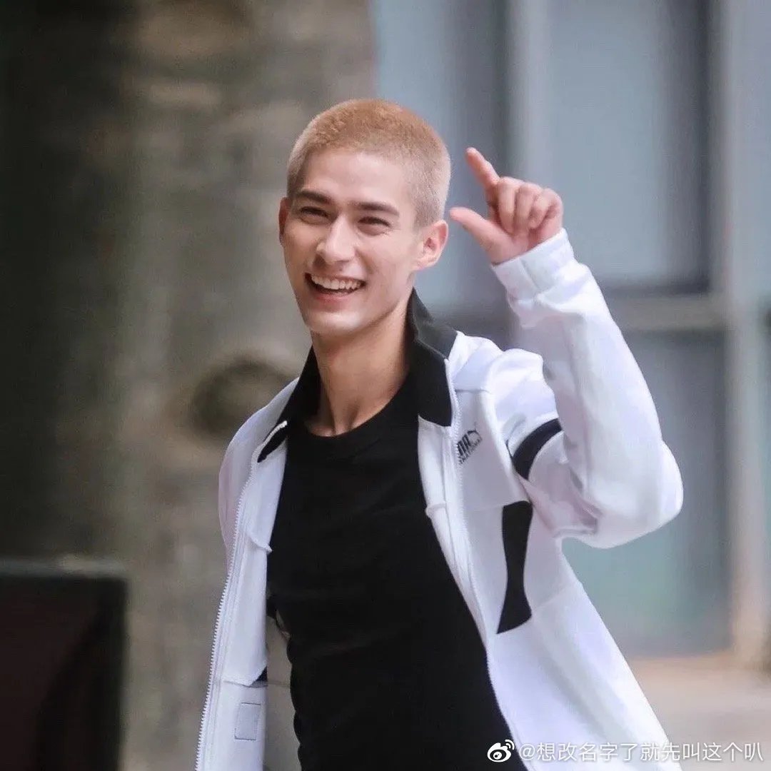 米卡被怀疑恋爱，被怀疑的恋爱对象是谁？