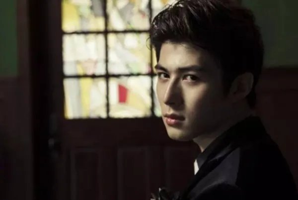 陈学冬从小是大姨带大的，心里怨恨父母吗，从哪里看得出来？