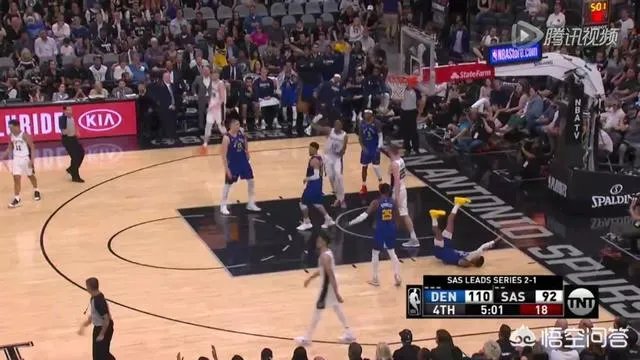 马刺VS掘金G4,最后时刻德罗赞用球怒砸裁判被驱逐出场,当时什么情况?