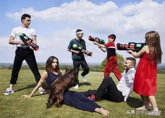 贝克汉姆和维多利亚当年是如何走在一起的？为啥很多球迷认为贝嫂毁了小贝的生涯？