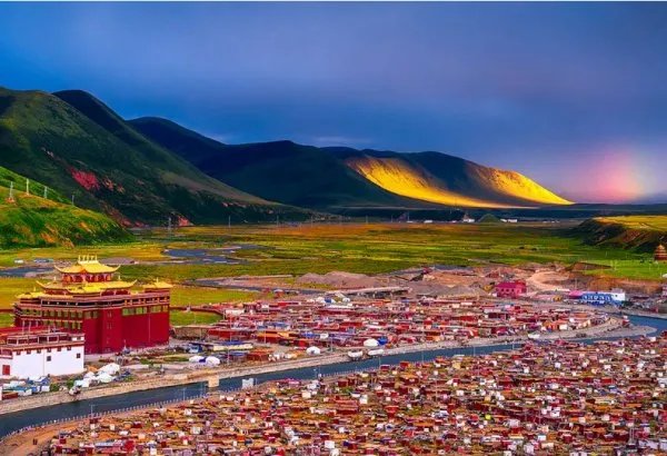 四川甘孜藏族自治区白玉县昌台区的亚青寺的规模有多大？