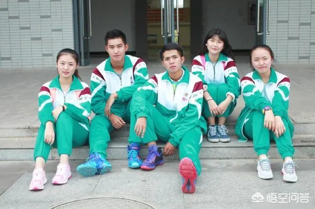 初中生13件校服收了2300元，你认为这样合适吗？