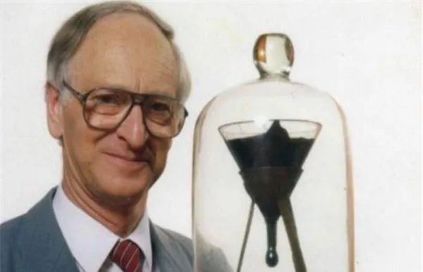 历时近一个世纪还没结束的沥青滴漏实验是想证明什么？